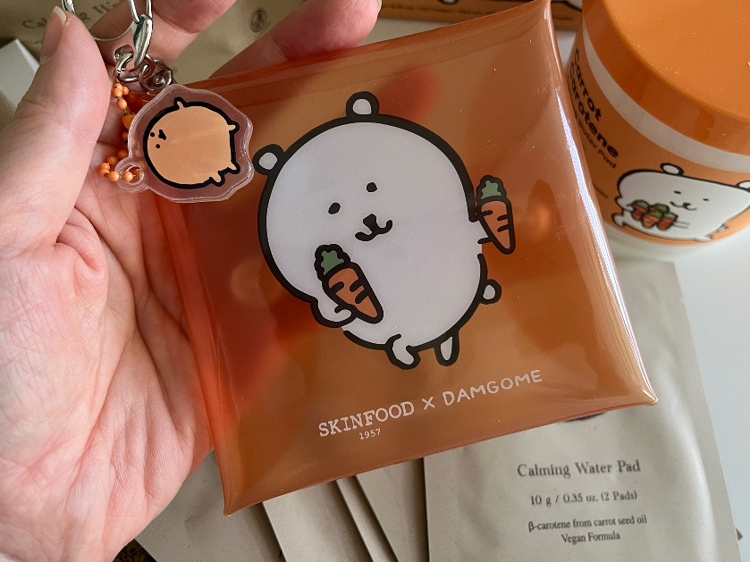 스킨푸드-SKINFOOD-ナガノのくま韓国-농담곰-담곰이콜라보-당근패드담곰이콜라보패키지-담곰이파우치-당근패드케이스-당근패드-담곰이증정품
