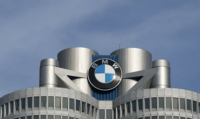  BMW는 차량 엔진 화재 위험으로 미국에서는 917,000대가 리콜됩니다.