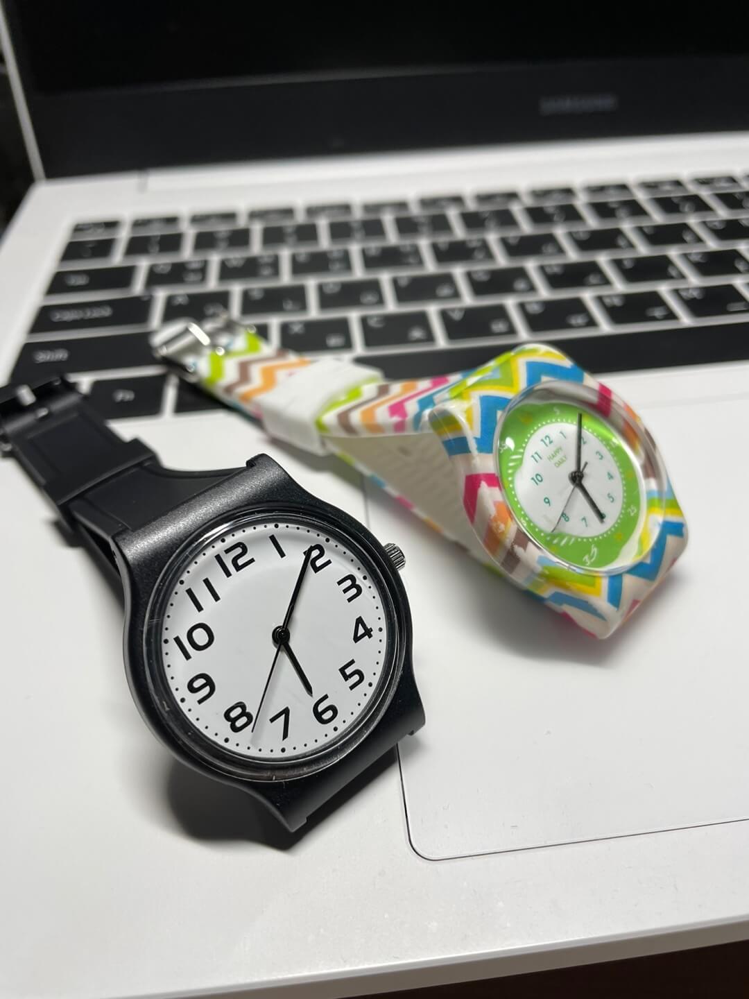 홈플래닛_심플_디자인_손목시계와_다이소_손목시계