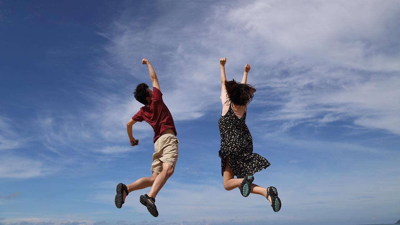 하늘을 향해 점프를 하고있는 남자와 여자