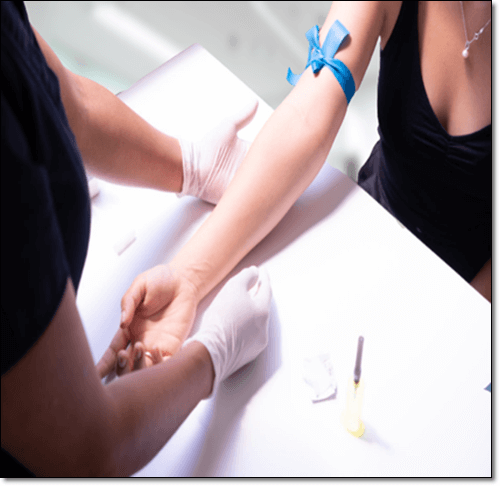 간 검사를 위해 혈액 채취하는 여성