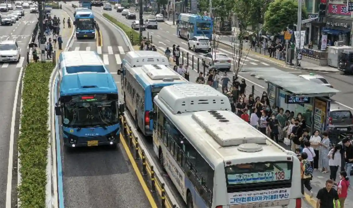 부산-대중교통-버스-이용하는-시민들-사진