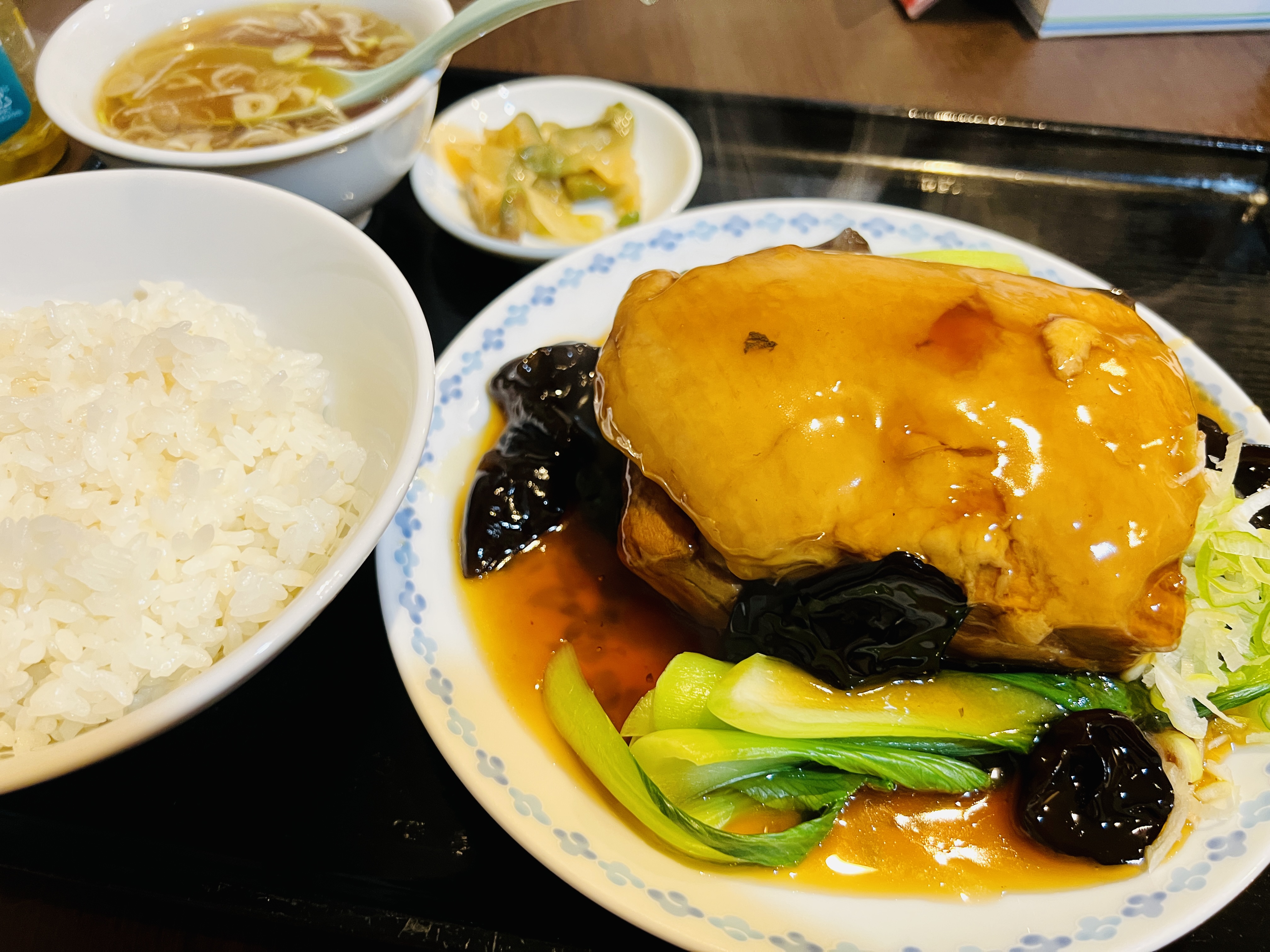 크기가 큰 돼지찜이 그릇에 담겨있는 사진