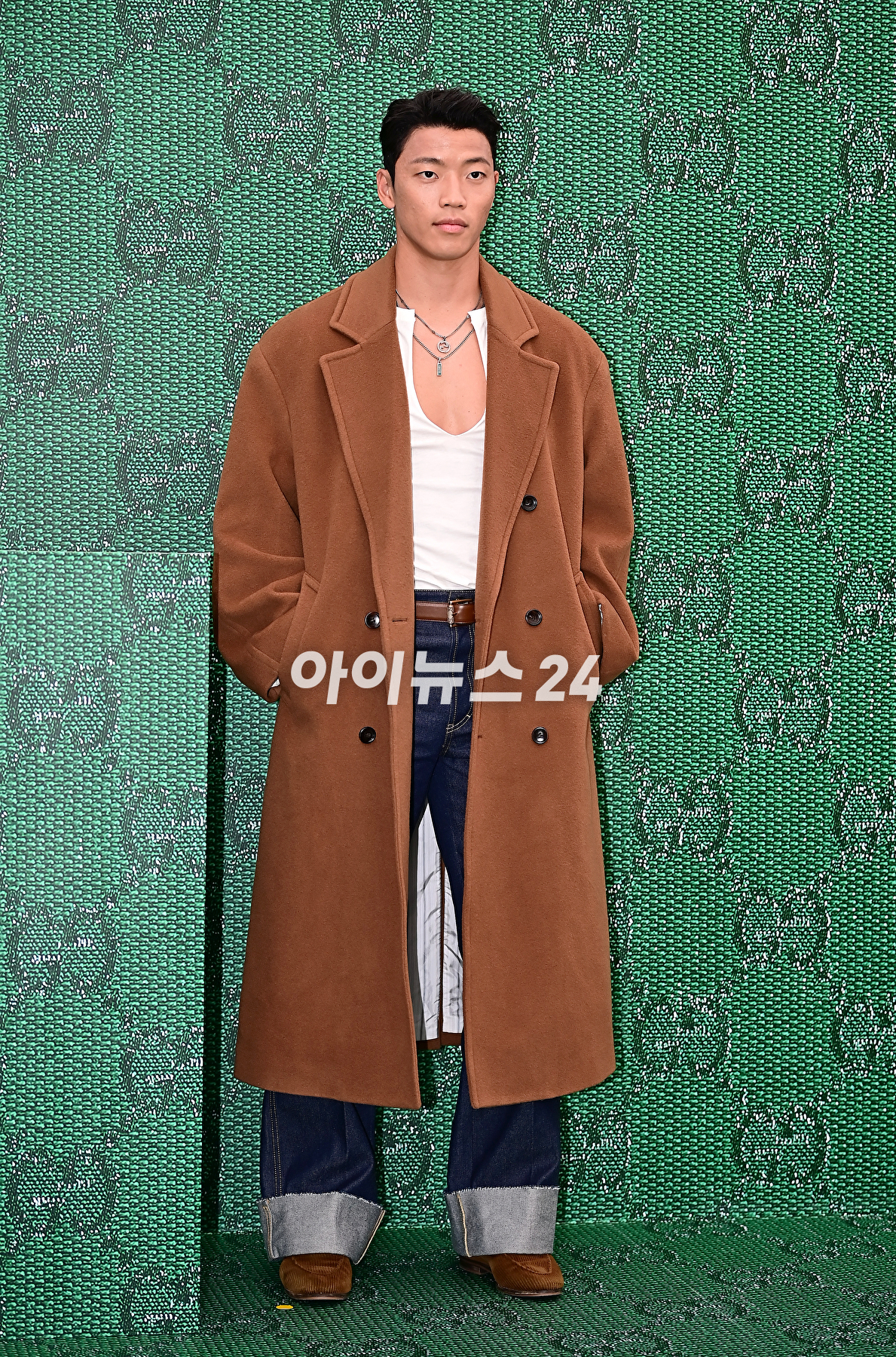 축구선수 황희찬이 6일 오후 서울 용산구 구찌가옥에서 열린 구찌(GUCCI) 신제품 출시 기념 행사에서 포토타임을 갖고 있다. [사진=곽영래 기자]