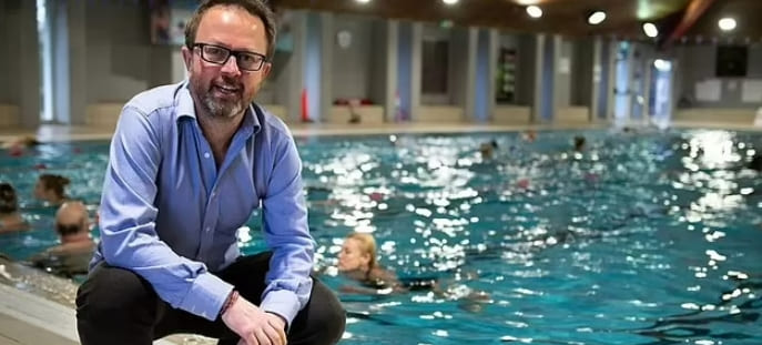  컴퓨터 서버가 어떻게 수영장 물을 데울까 Tiny computer server the size of a washing machine is being used to heat a public SWIMMING POOL