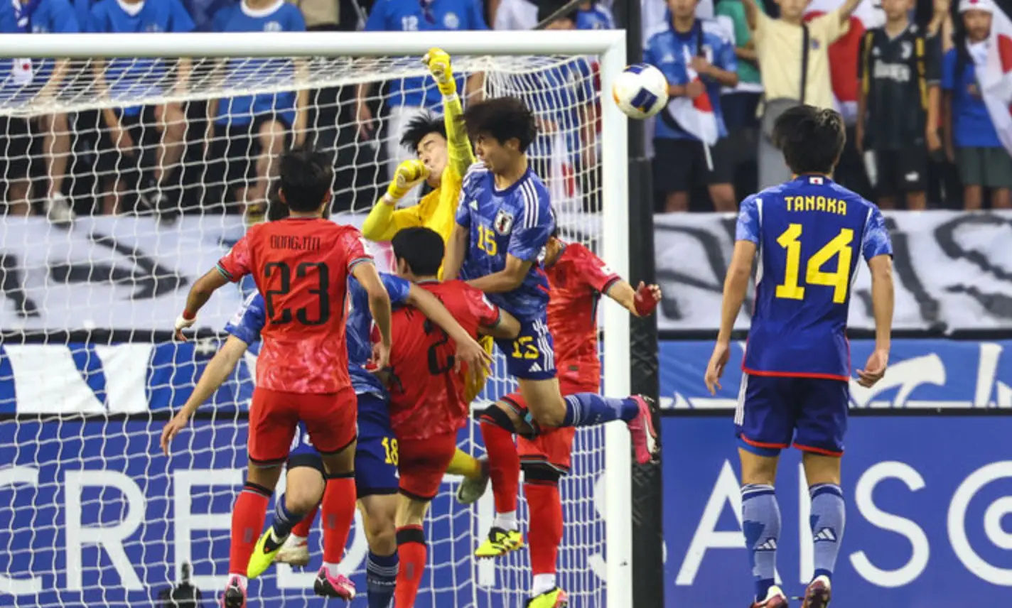 파리-흰색 골문앞 노란옷을 입운 골키퍼가 점프하는 일본선수와 몸싸움을 하고 이를 지켜보는 붉은 유니폼 국가대표선수와 파란유니폼 일본 국가대표선수들