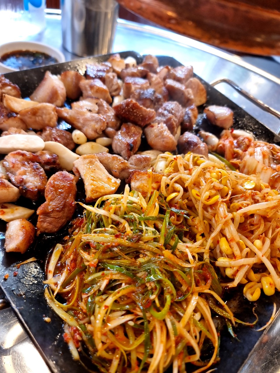 건국대 분점에서 구운 고기와 야채 사진