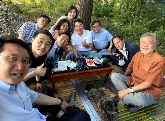 "김정숙 여사 얼굴에 아픔 가득" 文사저 달려간 이재명 측근 의원들