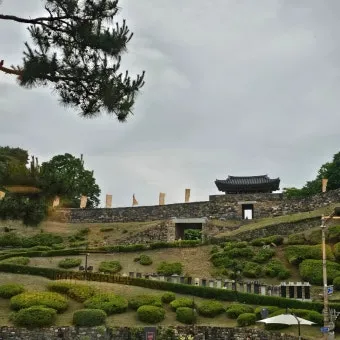 공주 공산성은 백제시대 475년부터 538년에 수도 방어와 왕궁 기능을 수행하던 산성입니다 금강을 끼고 해발 110m 능선에 축조된 포곡형_8