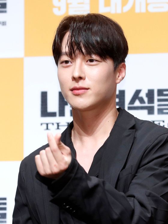  '같은 날 바다 사진' 배우 장기용 측이 손연재와의 럽스타그램 의혹에 "모르는 사이다"라고 해명했다
