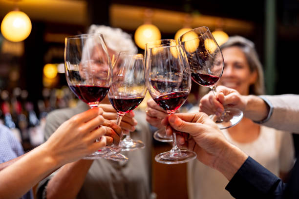 와인 테이블 매너: 품격 있게 와인 즐기는 법 (feat. 당신의 눈동자에 건배)