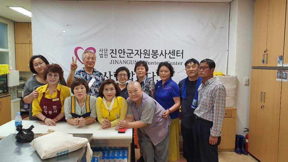 수재 이재민 급식봉사활동에 동참한 보경스님과 자원봉사자들