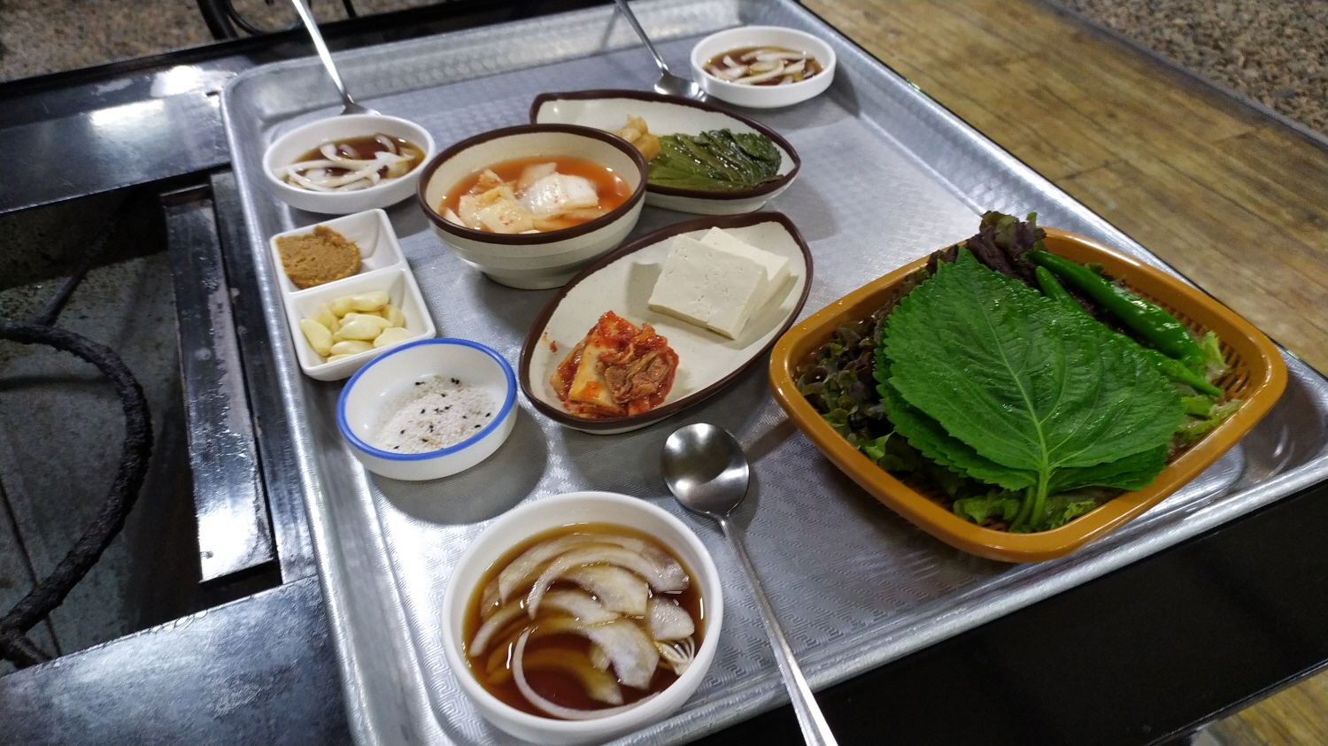 하늘천따지 생오리숯불구이 기본 반찬들