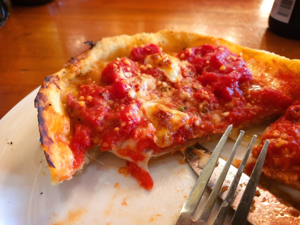 시카고 스타일의 딥 디시 피자를 맛볼 수 있는 루 말나티스 피제리아 (Lou Malnati's Pizzeria) 시카고 스타일의 딥 디시 피자를 맛볼 수 있는 루 말나티스 피제리아 (Lou Malnati'S Pizzeria)