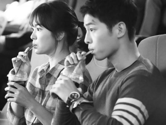  배우 송중기 '2020 MAMA'의 호스트로 발탁! 글로벌 음악 축제 진행 전부인 송혜교
