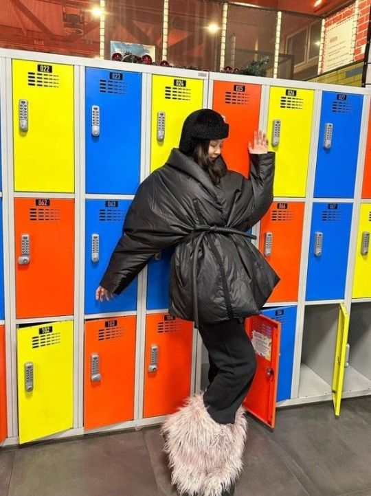  블랙핑크 제니, 독일서도 확 튀는 미모... 힙 한 젠득이
