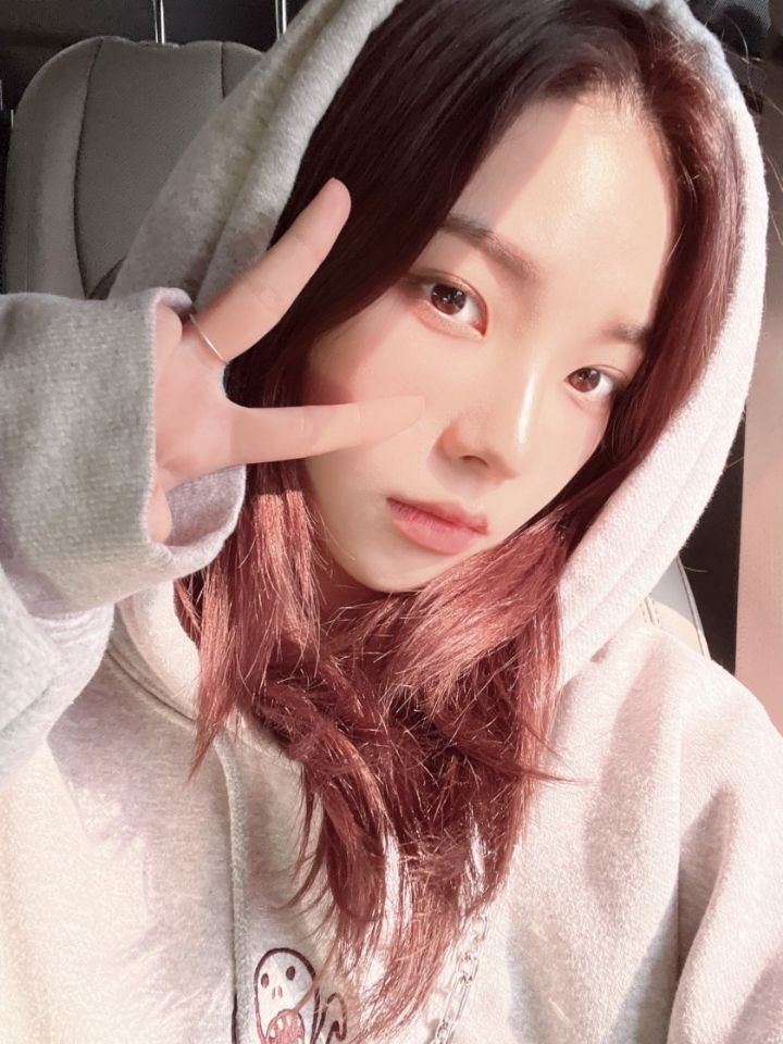  후드티 쓴 에스파 카리나
