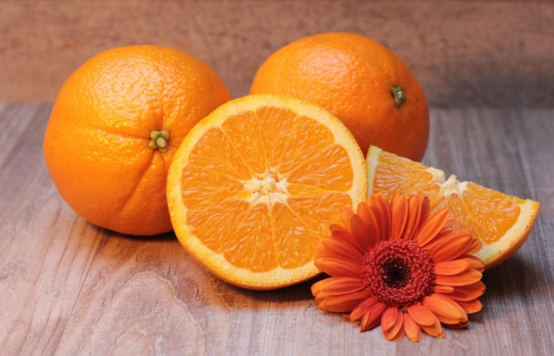 오렌지가 잘려져 있는 모습.