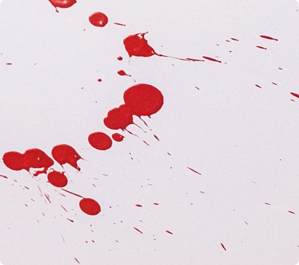 하얀 바닥에 빨간 페인트가 뿌려져 있는 모습