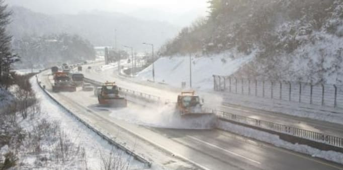 국토부&#44; 겨울철 도로안전 24시간 비상관리체계 운영 ㅣ 자동차 눈길 안전 대책