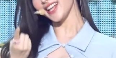  묵직한 크로스백 트와이스 모모 깊게 파인 의상 / 뽀얀 꿀벅지 트와이스 사나 짧은 치마 / 핫팬츠 뒤태 트와이스 모모 꿀벅지