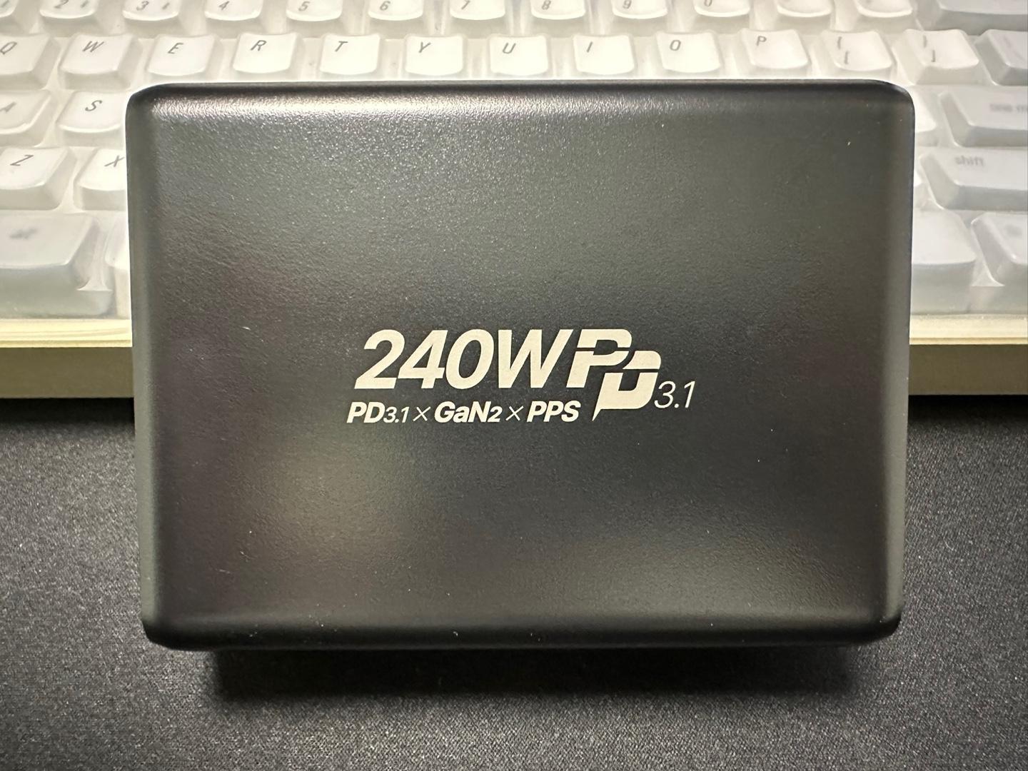 UM2 GaN2 240W 충전기 본체 우측