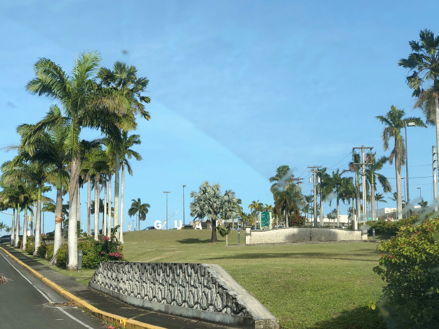  괌 공항 앞에 있는 GUAM 조형물