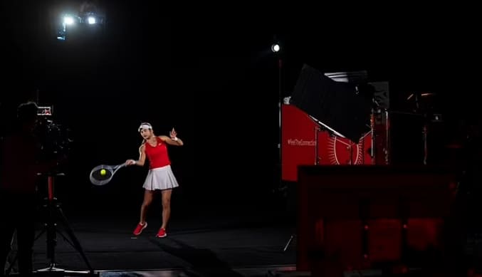 사상 최초 5G 홀로그램 테니스 레슨...코치들 어쩌나! VIDEO:Emma Raducanu trains two young tennis players via HOLOGRAM