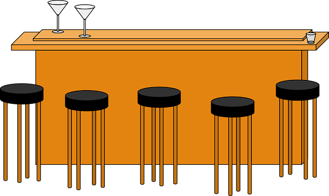 테이블 위에 술잔이 있고 주변에 의자가 있는 술집