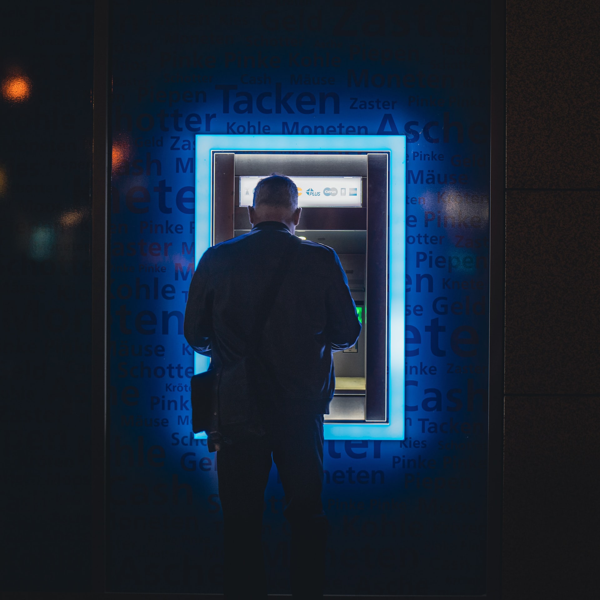 ATM 기기에서 현금을 인출하는 남자