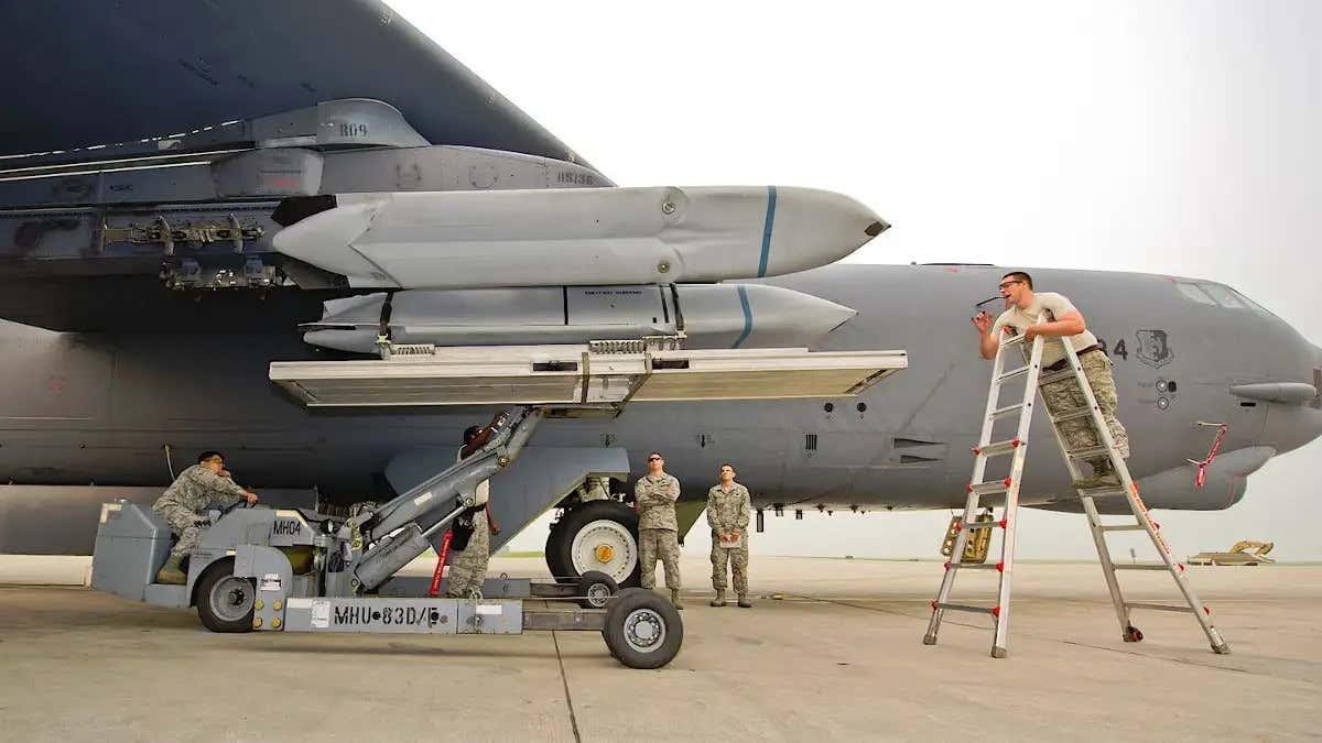 B-52H 폭격기에 장착된 AGM-158 JASSM