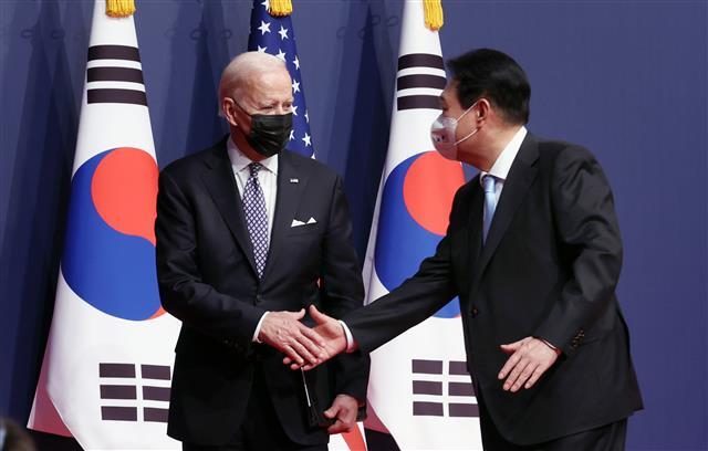  김건희 여사 옆에 무속인? "대학교수 지인"..어쩌다 이 지경까지