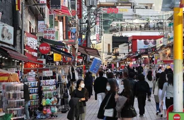  사회적 거리두기 5단계에서 4단계로, 2단계는 '8인 모임' 가능하다