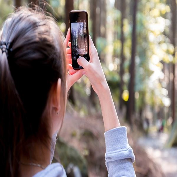 스마트폰으로-숲속사진찍는-여자