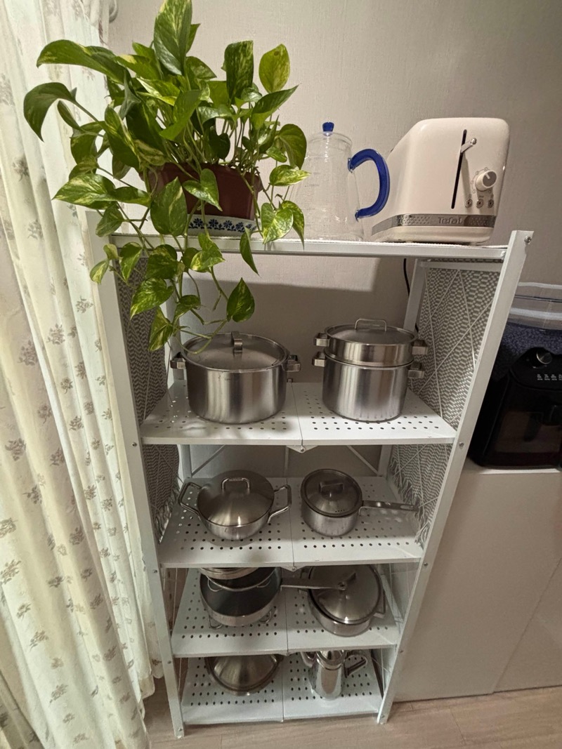 가정집 철제선반에 스텐팬과 주방용품을 정리해 진열한 장면
Korean home kitchenware organized on a metal storage rack