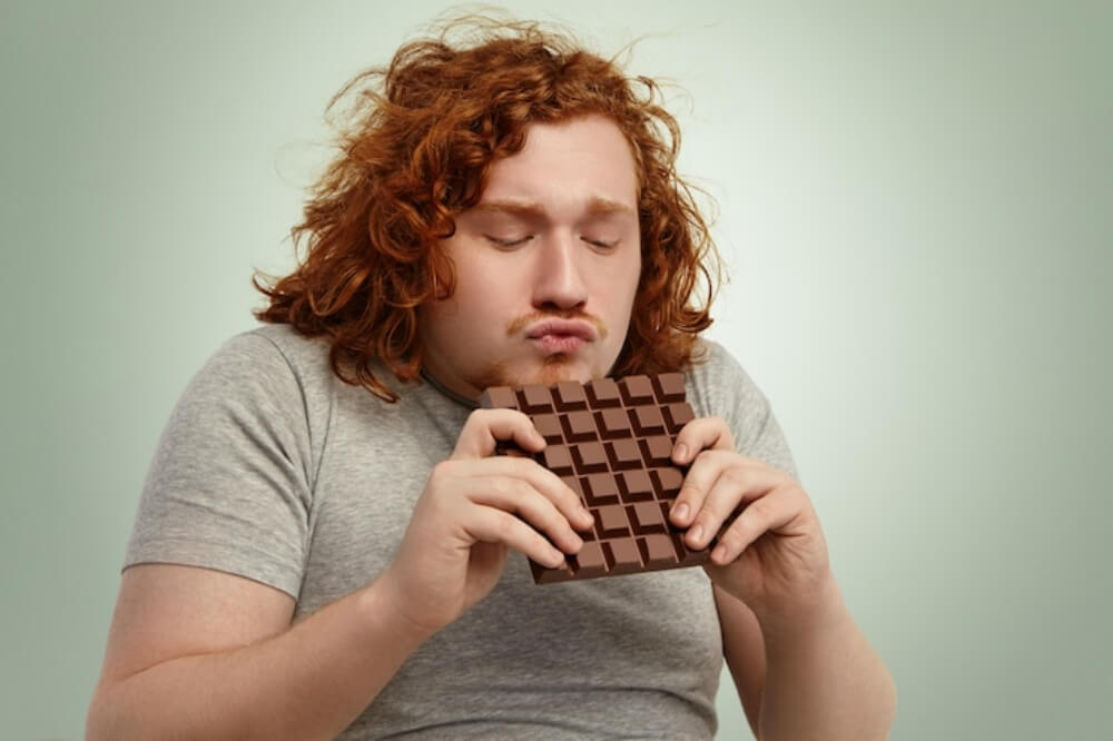 초콜렛 먹는 뚱뚱한 남자