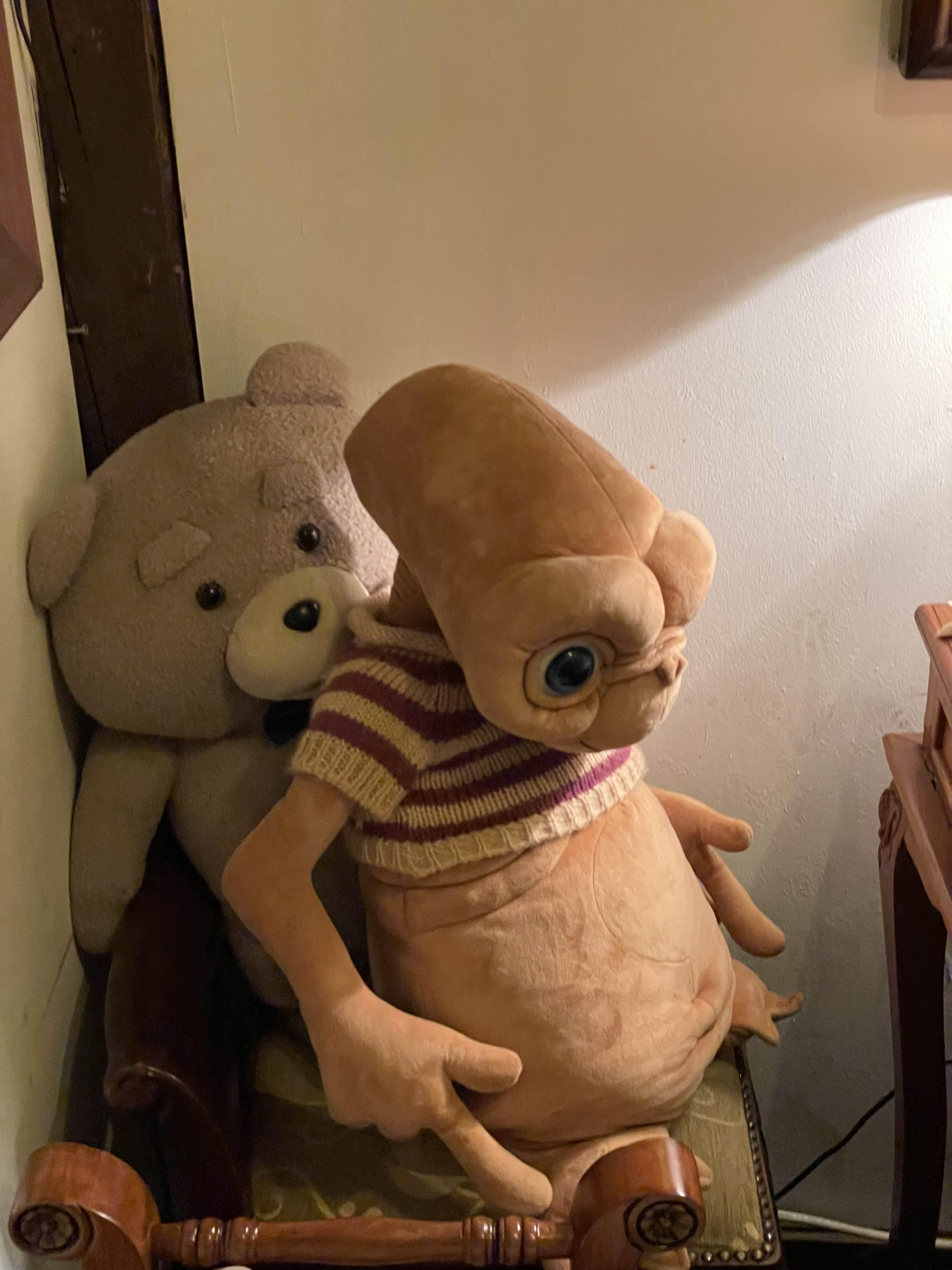 소파에 앉혀놓은 ET 인형