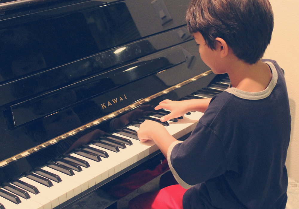 피아노 치는 아이