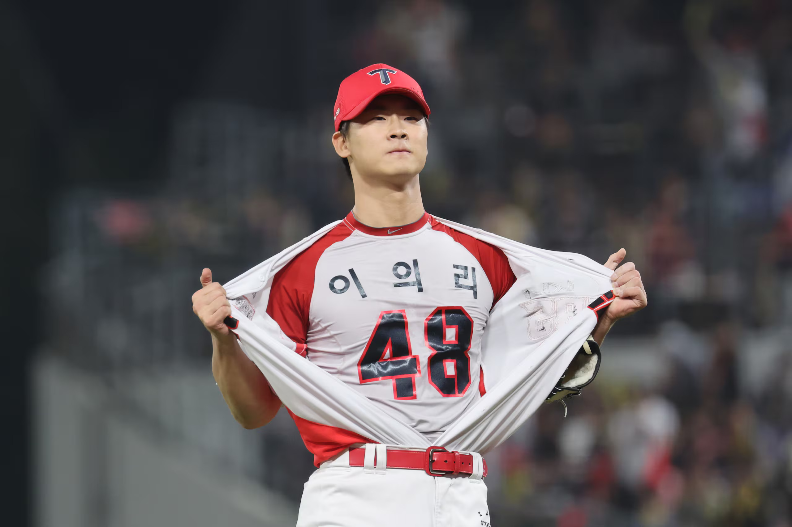 KIA 타이거즈 한국시리즈 제패로 통합 우승 달성! 삼성 라이온즈 침몰시키고 V12 달성한 호랑이 군단 KIA 타이거즈 한국시리즈 제패로 통합 우승 달성! 삼성 라이온즈 침몰시키고 V12 달성한 호랑이 군단