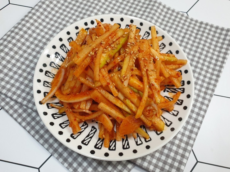 무생채 맛있게 하는법 절이지 않는 새콤달콤 무생채 황금레시피 - 파인리뷰 무생채 맛있게 하는법 절이지 않는 새콤달콤 무생채 황금레시피 - 파인리뷰