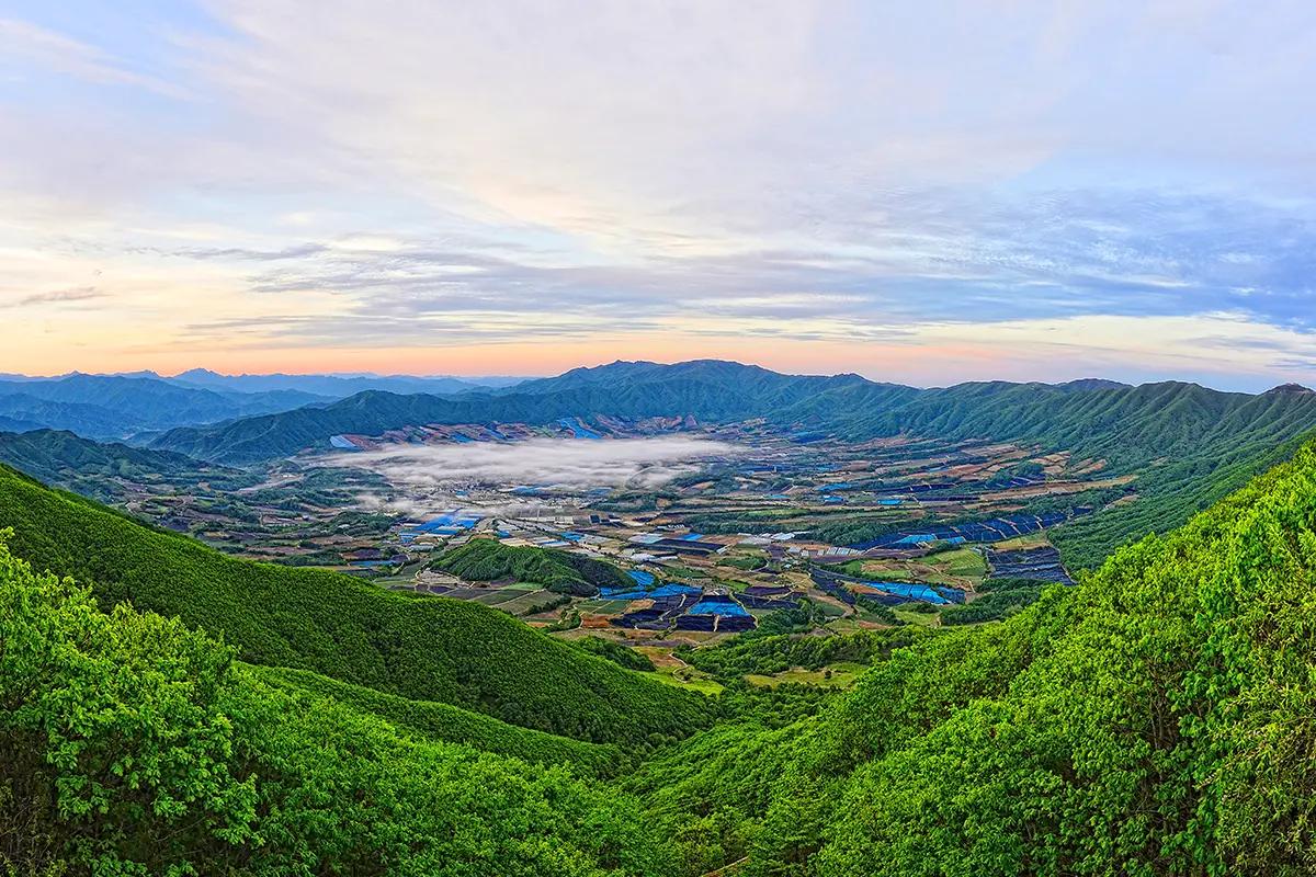 산에서 내려다 본 펀치볼 전경