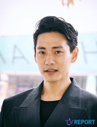 전쟁 중 유태오는 과거 결혼해 니키리와 아이를 낳았다. 48