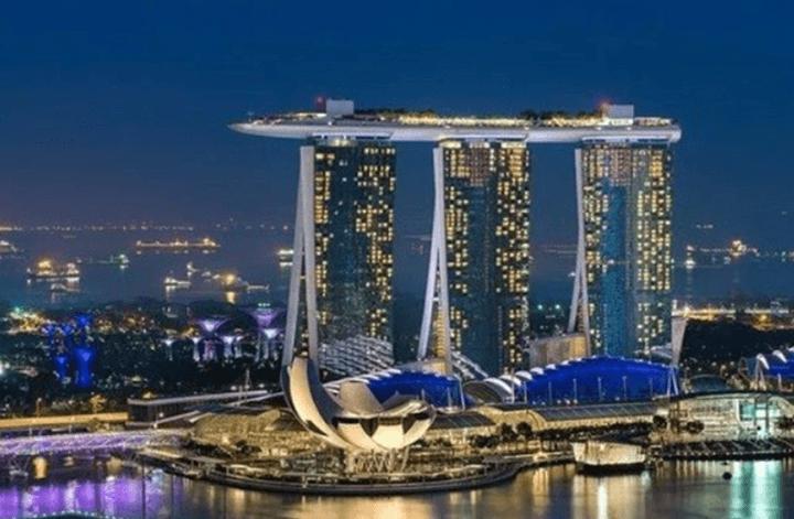 싱가포르의-유명한-호텔-위에-있는-배