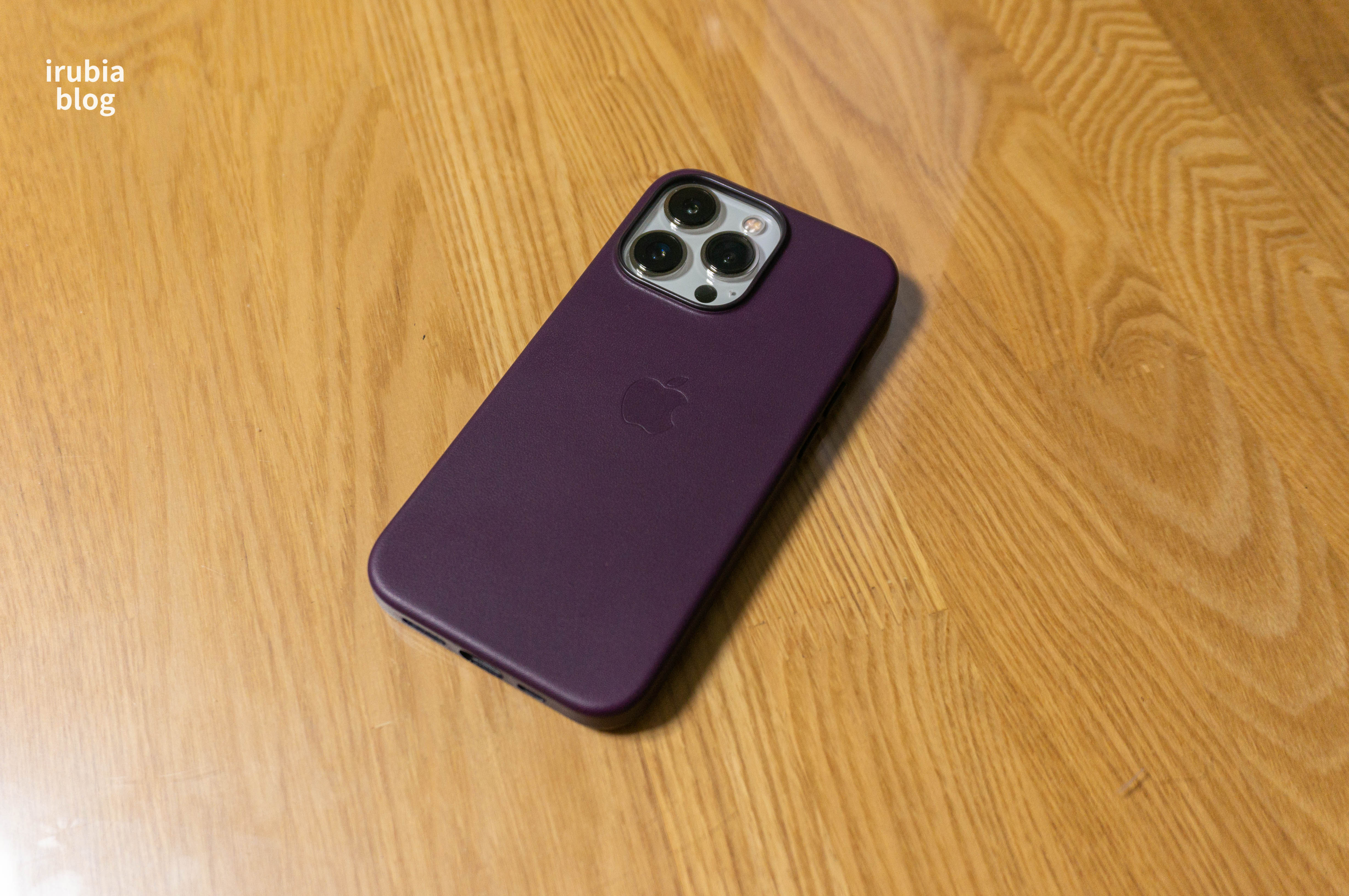 아이폰 13 Pro 가죽 케이스 다크 체리를 아이폰에 장착한 모습.