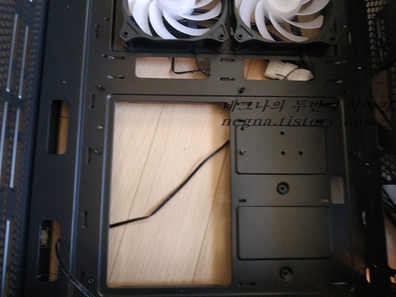 메인보드를 놓을 차례.