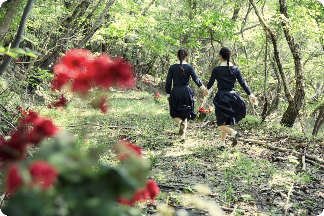 소잡고 숲을 뛰어 가는 두 소녀 사진
