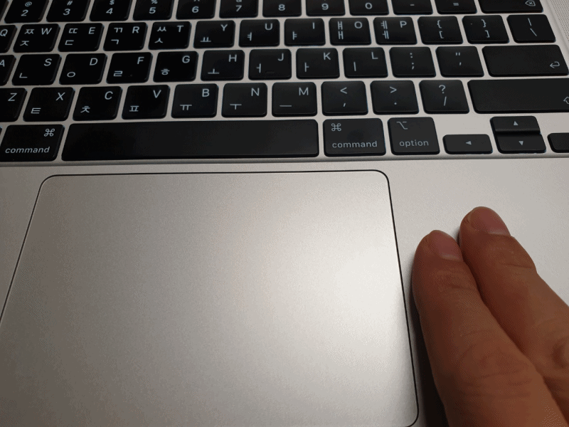 검지와 중지를 붙인채로 오른쪼 트랙패드 바깥에서 왼쪽으로 두 손가락을 움직임