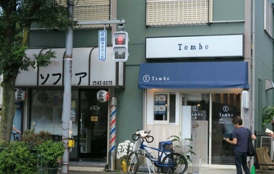 영어로 Tombo라고 적혀 있는 간판이 있는 가게 입구