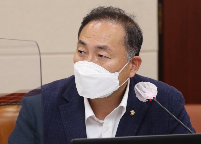  "윤석열 王자, 방역수칙 위반"이라던 與의원···본인 악수 사진에 '머쓱'