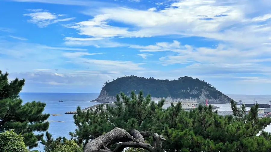 정방폭포 산책로에서 바라본 풍경 사진 입니다.